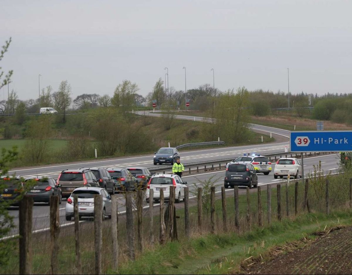 En betjent er blevet ramt af bil på Herningmotorvejen. Foto: Øxenholt foto