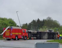 Grisekaos: To lastbiler væltet