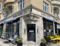 Bøde og sur smiley: Flød med døde kakerlakker