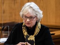 Pia K raser over abe-sag