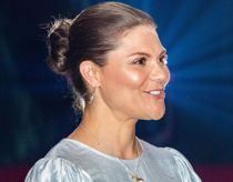 Spot detaljen: Overrasker med særlig gestus