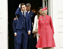 Christian ledsager sin farmor ved festen