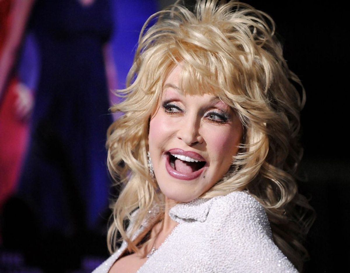 Den amerikanske superstjerne Dolly Parton fjerner aldrig sin makeup, når hun går i seng. Hun kan jo risikere at skulle evakuere sit hjem og så vil det i øvrigt også være synd for hendes mand, siger hun . Foto: Scanpix/REUTERS/Gus Ruelas/Files