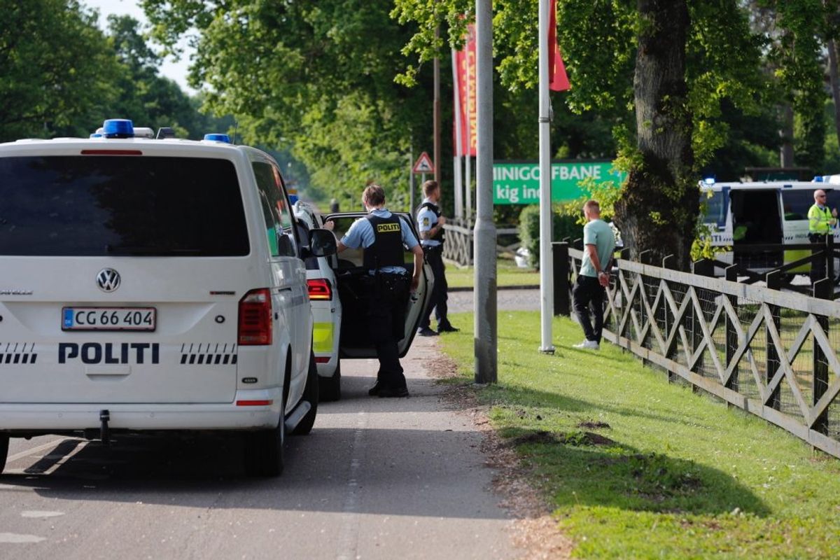 Fire gutter stak af fra en hotelregning. Det lykkedes kun tre at stikke af fra politiet. Foto: Presse-fotos.dk.