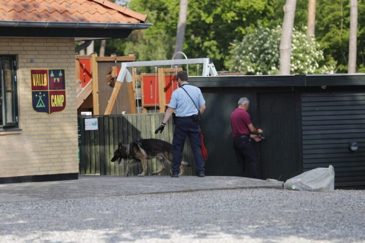 Fire gutter stak af fra en hotelregning. Det lykkedes kun tre at stikke af fra politiet. Foto: Presse-fotos.dk.