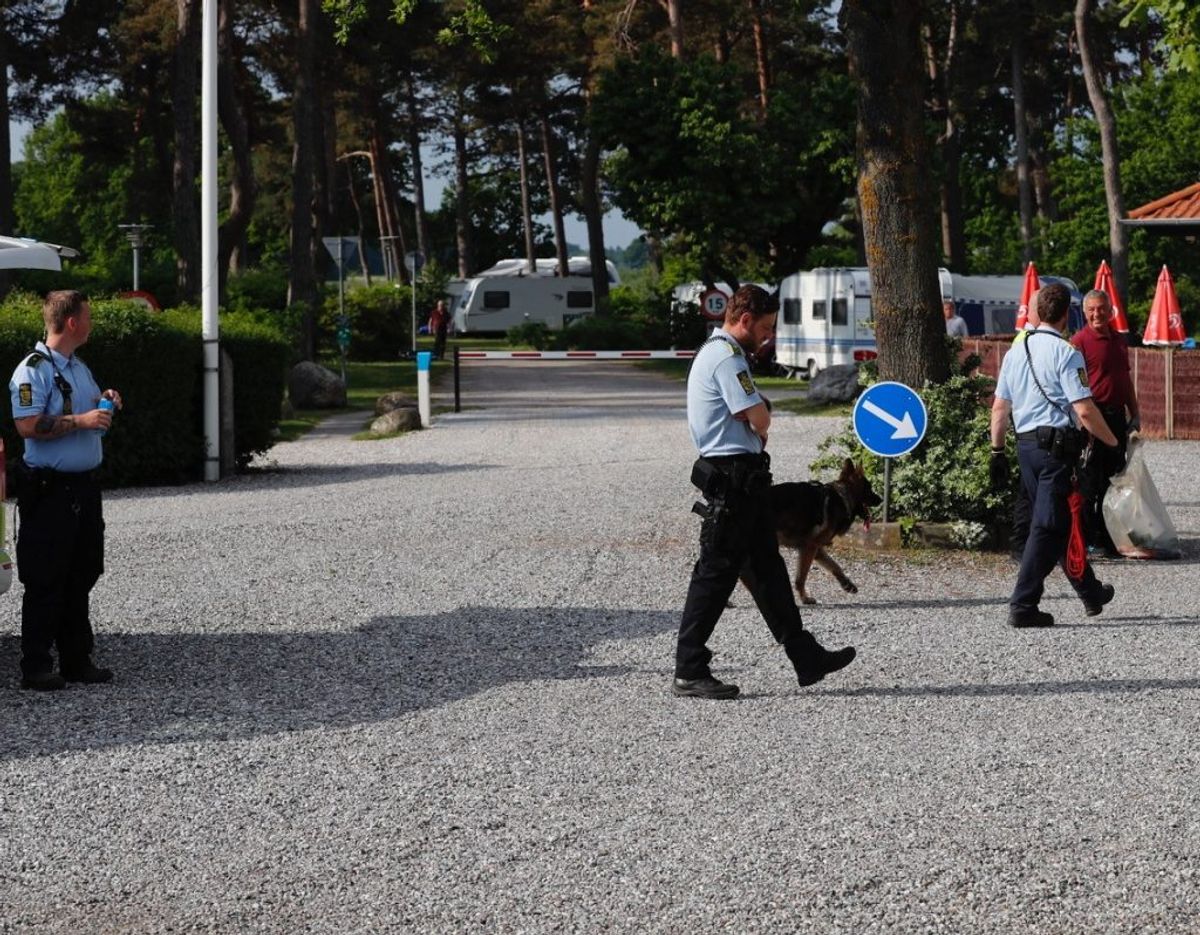 Fire gutter stak af fra en hotelregning. Det lykkedes kun tre at stikke af fra politiet. Foto: Presse-fotos.dk.