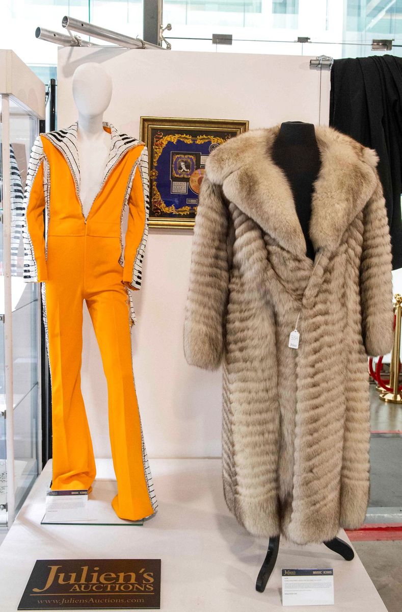 Elton Johns jumpsuit fra 1975 og hans pelsjakke. Begge estimeret i omegnen af 100.000 kroner.
Foto: VALERIE MACON/AFP VALERIE MACON