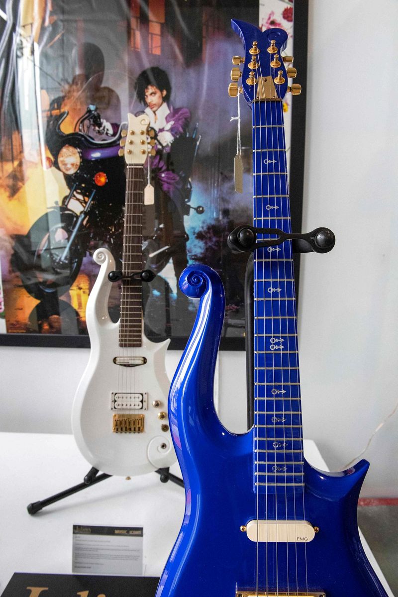 Princes blå Cloud Guitar fra 1994 har en estimeret værdi på op mod 500.000 kroner.
Foto: VALERIE MACON/AFP VALERIE MACON
