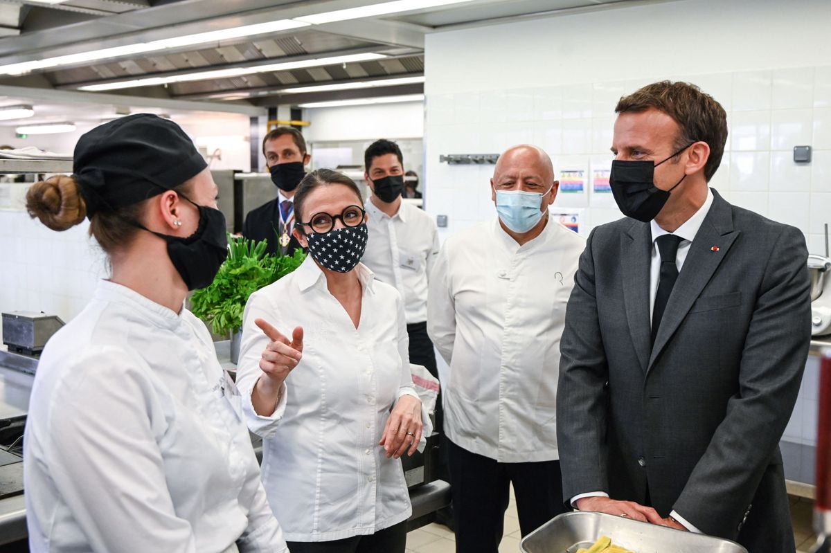 Frankrigs præsident, Emmanuel Macron (t.h.), er tirsdag på besøg i Drome-regionen i det sydøstlige Frankrig. Billedet er taget, inden han fik en lussing. Foto: Philippe Desmazes/Ritzau Scanpix