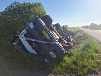 Lastbil væltede pludselig om på siden