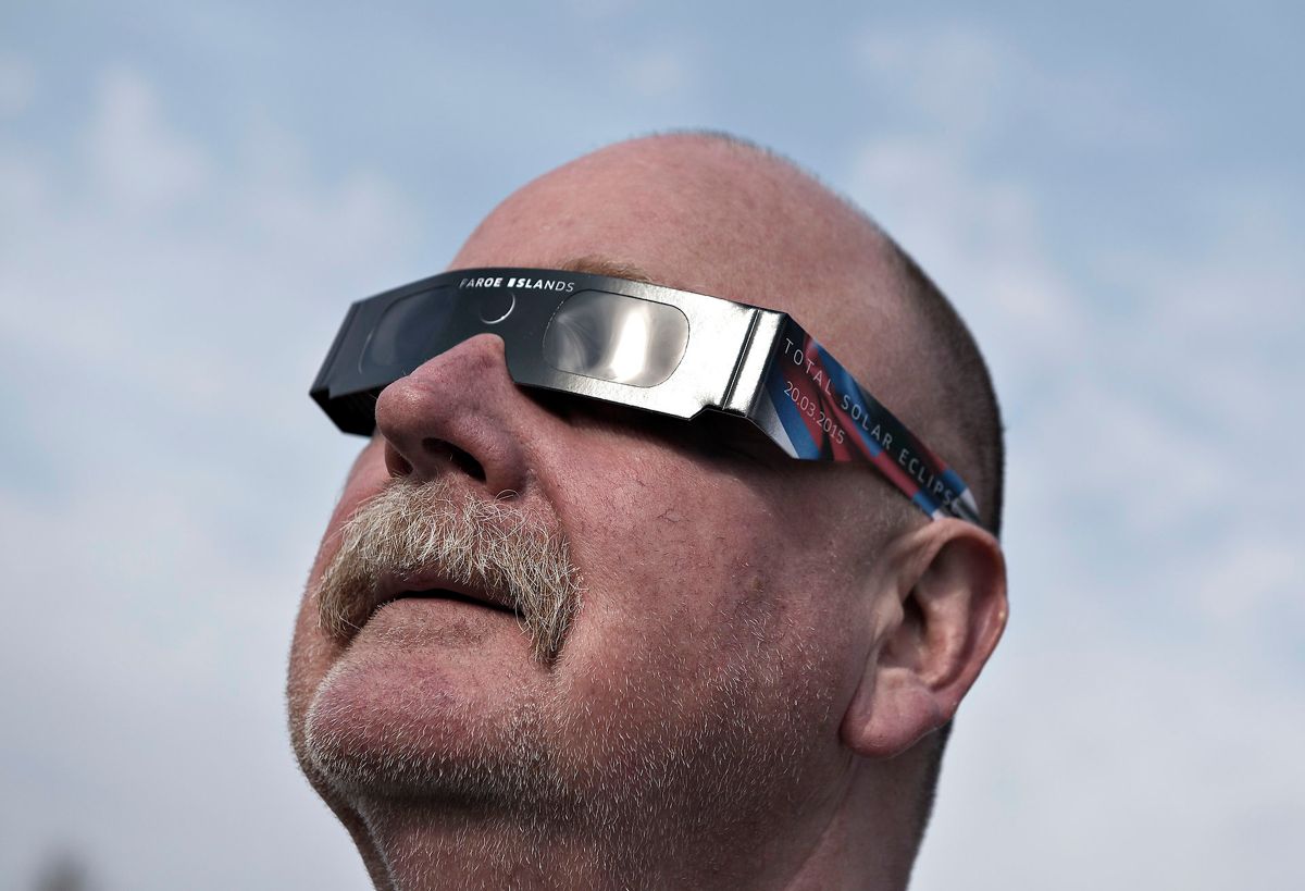 Hos DMI minder man om, at man enten skal bruge solformørkelsesbriller eller noget lignende, hvis man faktisk vil se en solformørkelse. Man må aldrig kigge direkte på solen. Foto: Henning Bagger/Scanpix.