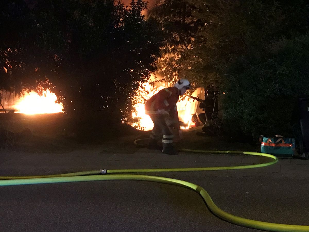 Branden blev anmeldt onsdag nat klokken 00.21. Foto: Presse-fotos.dk.