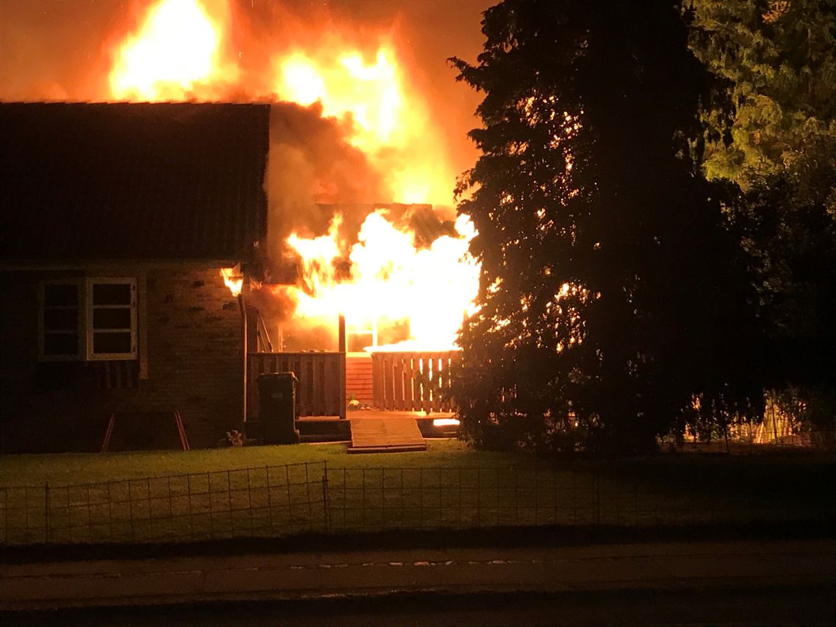Politiet oplyser, at hele huset brændte ned. Foto: Presse-fotos.dk.
