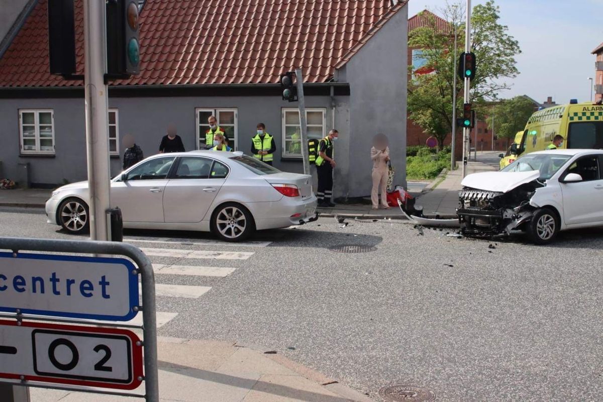 Uheldet skete i et lyskryds. Foto: Øxenholt Foto.