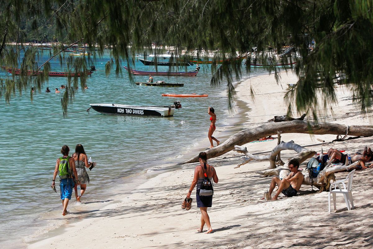 Smukt ser det ud på den thailandske ø Koh Tao. Men bag idyllen gemmer sig en stribe af selvmord og dødsfald.