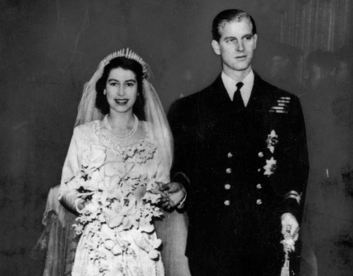 Daværende prinsesse Elizabeth og prins Philip uden for Westminster Abbey efter deres vielse den 20. november 1947. Foto: Scanpix.