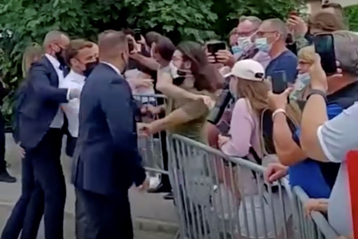 Et stillbillede fra en video viser det øjeblik, hvor en mand i tilskuermængden stak præsident Emmanuel Macron en lussing. Torsdag blev den 28-årige mand straffet med 18 måneders fængsel. Det er dog kun de fire måneder, der er ubetinget.