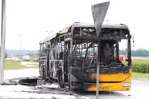 Bus helt nedbrændt: Skaber lang kø