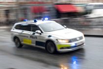 Kvinde spytter og kradser betjent