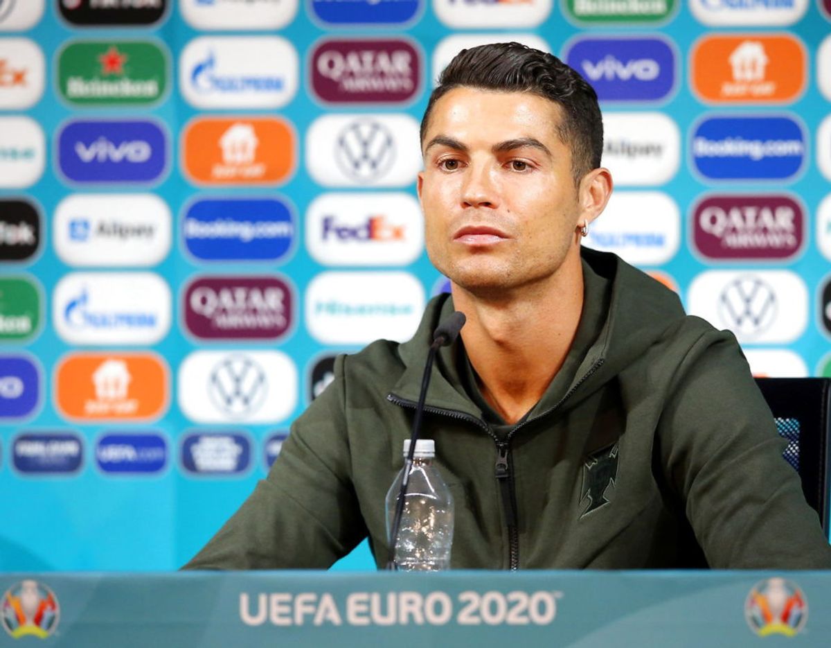 Cristiano Ronaldo ved
mandagens pressemøde – med sin vandflaske – forud for Portugals kam mod Ungarn tirsdag den 15. juni. Foto: UEFA/Handout via REUTERS