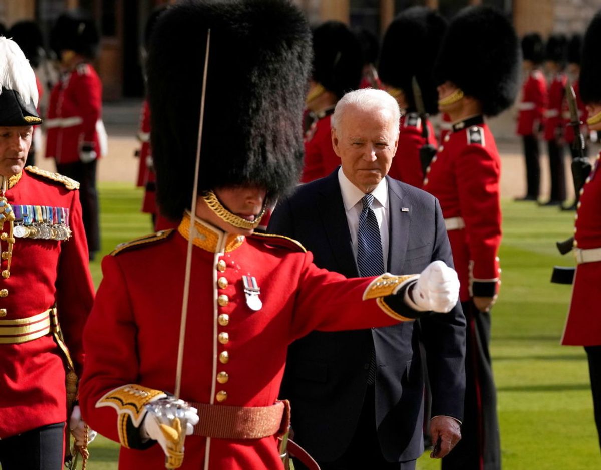 Den amerikanske præsident inspicerer Æresgarden i slotshaven på Windsor Castle. Foto: Scanpix/Matt Dunham/Pool via REUTERS