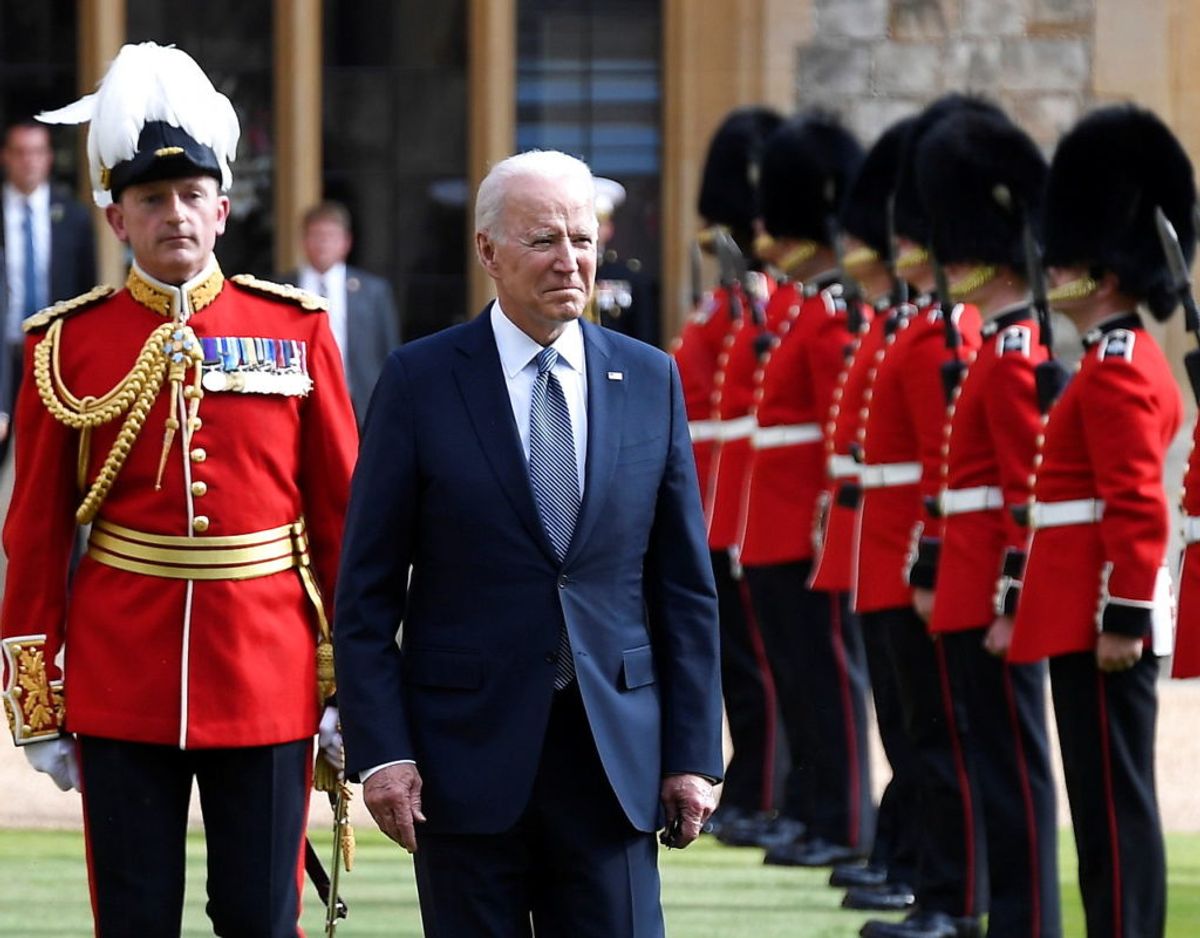 Endnu et foto af den amerikanske præsident sammen med Æresgarden. Foto: Scanpix/Alberto Pezzali/Pool via REUTERS