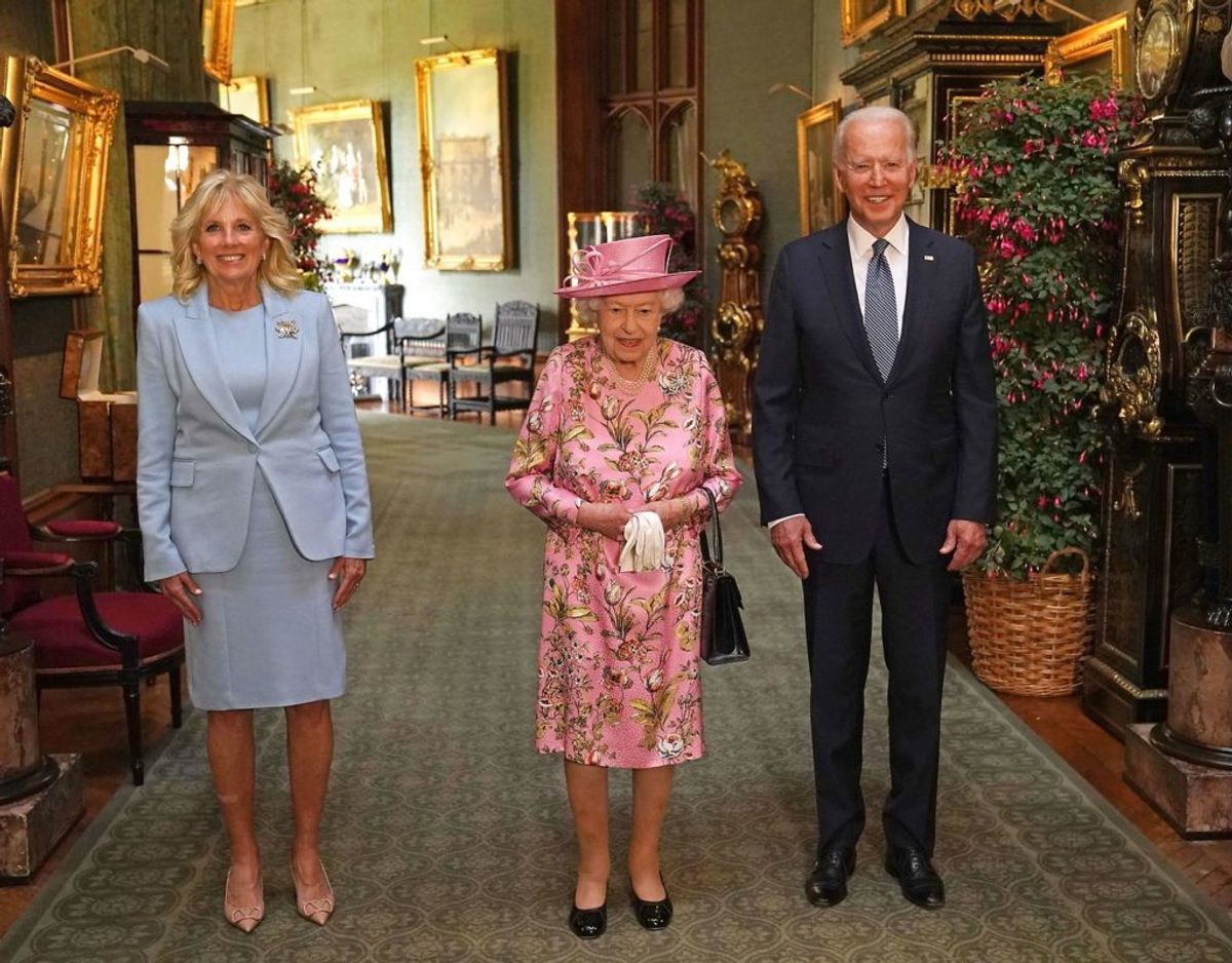 Det amerikanske præsidentpar indenfor på Windsor Castle sammen med den britiske dronning. Foto: Scanpix/Steve Parsons / POOL / AFP