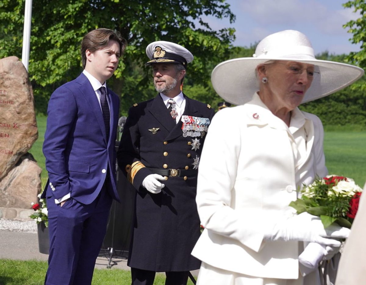 Dronningen, kronprinsen og prins Christian kører over den gamle grænse i karet, ved Frederikshøj, søndag den 13. juni 2021. Foto: Henning Bagger/Ritzau Scanpix