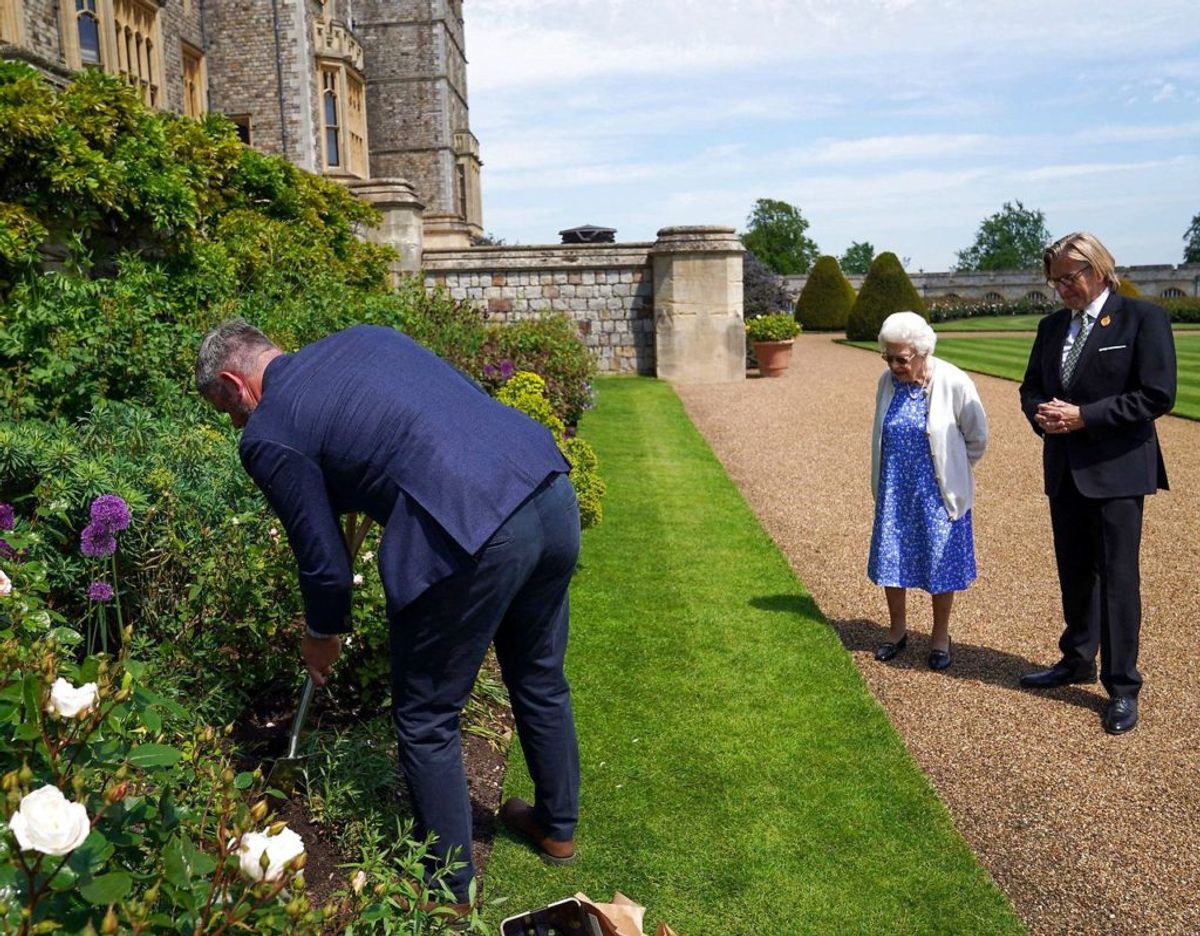 Og så skal der graves og plantes. Foto: Scanpix/Steve Parsons / POOL / AFP