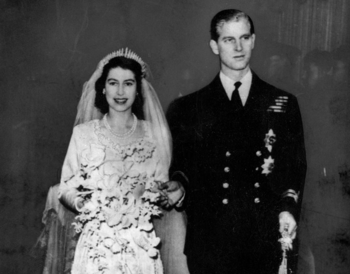 Daværende prinsesse Elizabeth og prins Philip uden for Westminster Abbey efter deres vielse den 20. november 1947. Foto: Scanpix.
