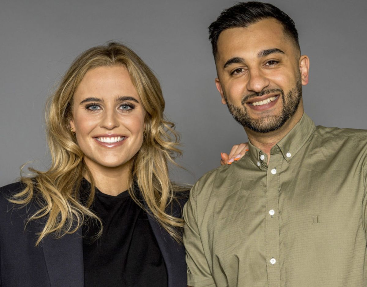 Tidligere OL-svømmer Sarah Bro og sportsjournalist Kian Fonoudi bliver værter på Discovery+’s nye nedtakts-talkshow under de olympiske lege. – Jeg glæder mig mega meget til at arbejde sammen med Sarah på vores OL-program “OL Afterparty”. Jeg
har mødt hende nogle gange nu, og jeg er vild med hendes energi, og hvor ambitiøs hun er på vegne af vores program. Allerede første gang jeg mødte hende, sagde hun, vi skulle gå efter at vinde en pris. Det grinte vi
lidt af, men jeg er også sikker på, hun mener det, siger Kian Fonoudi i en pressemeddelelse. Foto: Per Arnesen/Discovery/Free