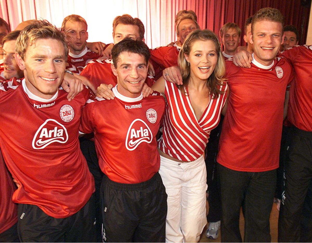Sofie Lassen-Kahlke og Søren Poppe stod musikalsk i front for de danske fodbolddrenge i 2002. Foto: Bent Midstrup/Ritzau Scanpix