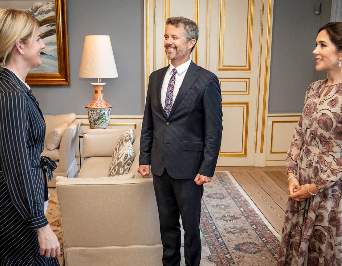 Kronprins Frederik og kronprinsesse Mary hilser på Estlands udenrigsminister Eva-Maria Liimets inden middagen på Amalienborg i København.
Foto: Mads Claus Rasmussen/Ritzau Scanpix