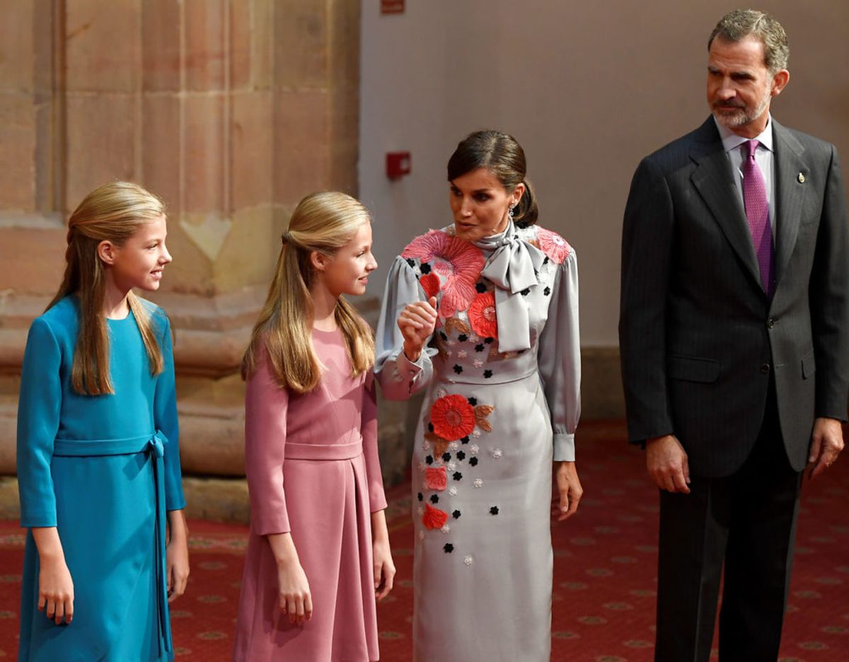 Det spanske kongepar er her fotografere sammen med deres to døtre, prinsesse Sofia yderst til venstre og kronprinsesse Leonor, i oktober 2019. Foto: Scanpix/REUTERS/Eloy Alonso