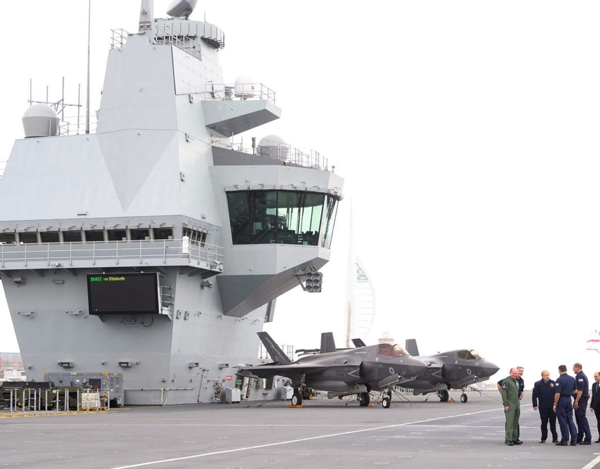 Dronningen besøgte HMS Queen Elizabeth i forbindelse med, at skibet stod ud på sin jomfrurejse fra flådebasen i Portsmouth. Foto: Scanpix/Leon Neal/Pool via REUTERS
