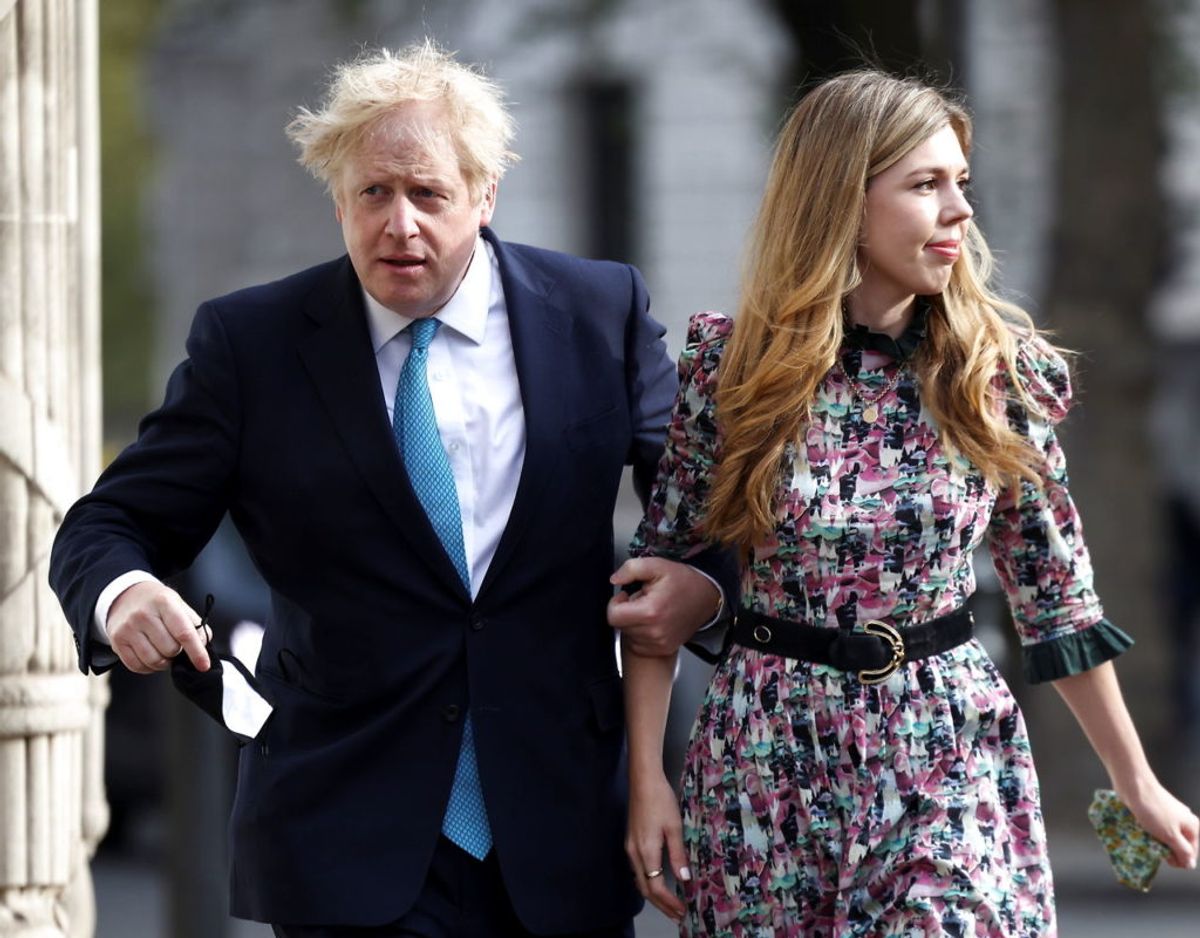 Boris Johnson,d er her ses sammen med sin kone Carrie Symonds, mistede natten til tirsdag sin mor.