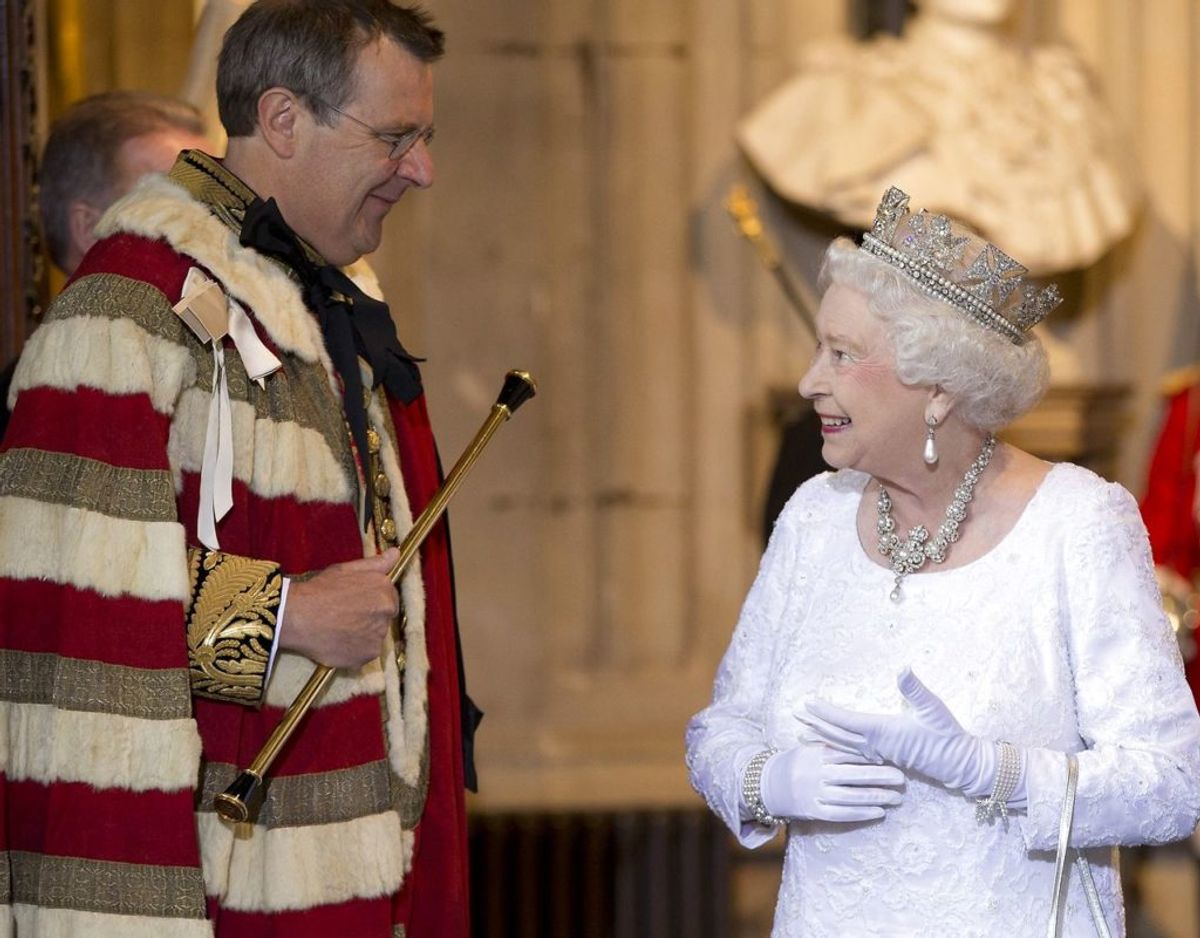 Edward Fitzalan-Howard, 18. hertug af Norfolk, ses her sammen med dronning Elizabeth. Foto: Scanpix/AFP PHOTO / POOL / ALASTAIR GRANT