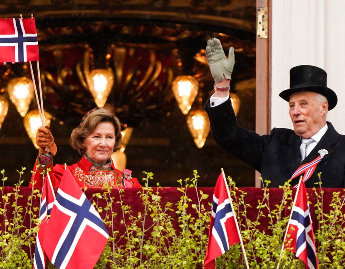 Det norske kongpar ses her på slotsbalkonen i Oslo. Foto: Scanpix/Lise Åserud / POOL / NTB