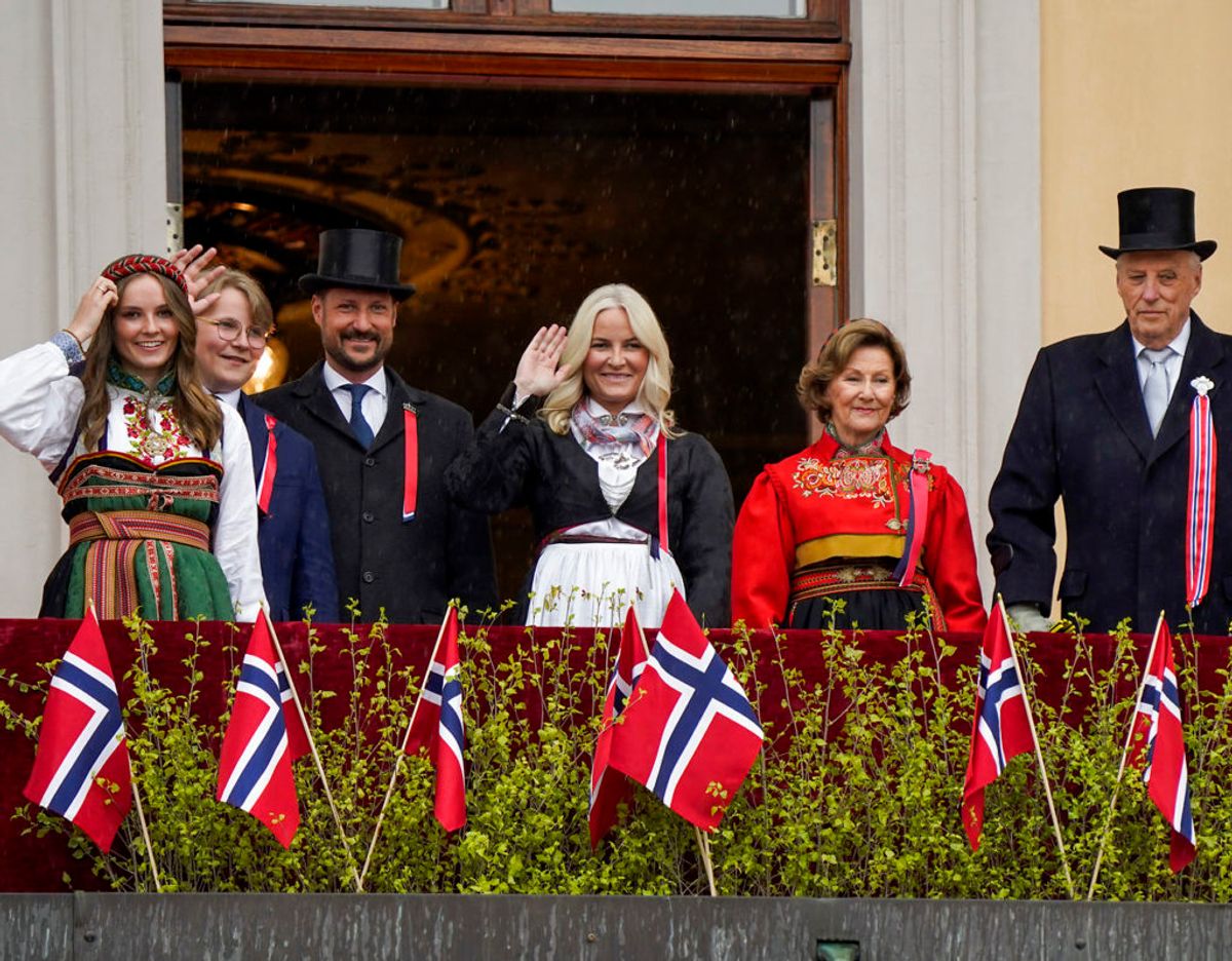 Kongeparret og kronprinsfamilien på slotsbalkonen i Oslo. Foto: Scanpix/Lise Åserud / POOL / NTB