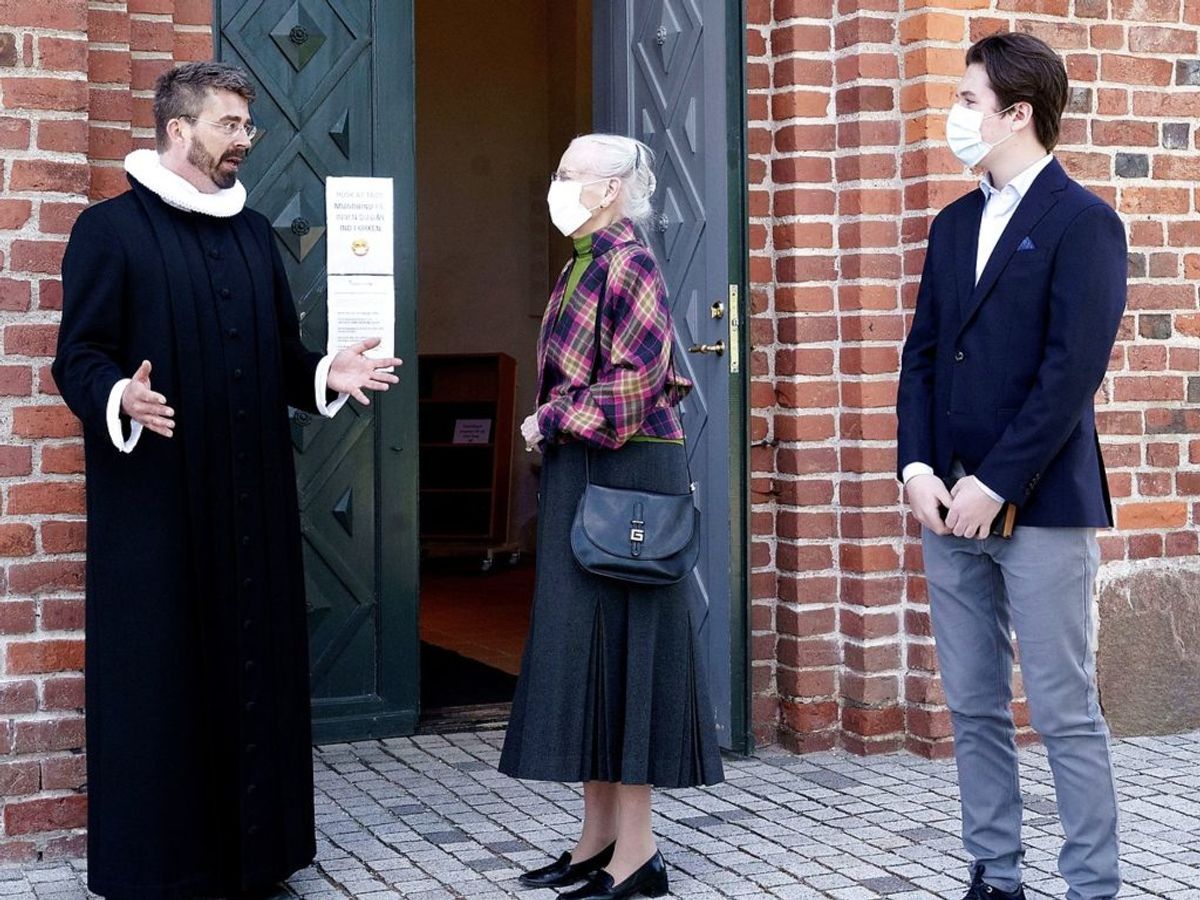 Dronning Margrethe og prins Christian til gudstjeneste i Asminderød Kirke, søndag den 25. april 2021. Prins Christian skal konfirmeres i Fredensborg Slotskirke den 15. maj 2021, og det er en del at prins Christians konfirmationsforberedelse at gå i kirke. Dagens gudstjeneste var uden fællessang men med altergang, og den blev forestået af sognepræst Simon A. Drigsdahl. **BEMÆRK: Handout fra Kongehuset. Billedet må kun benyttes til redaktionel dækning. Det er ikke tilladt at ændre i billedet, medmindre der er tale om en beskæring af hensyn til mediets format. ‘Keld Navntoft / Kongehuset’ skal krediteres ved brug. DENMARK ONLY**