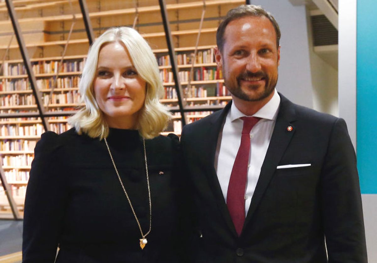 Kronprins Haakon er dog lidt højere end fruen, da han er 186 centimeter. Foto: Scanpix