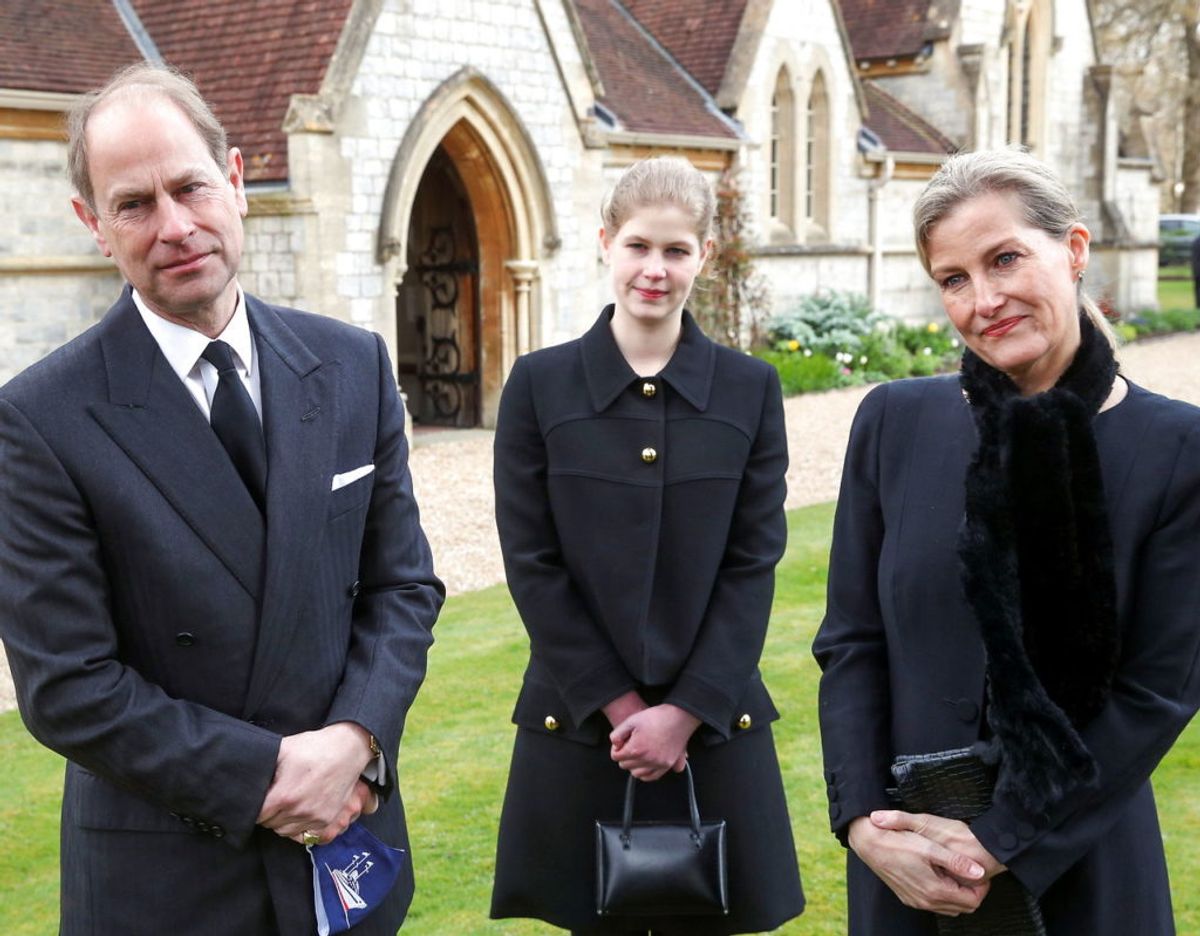 Lady Louise Windsor ses her mellem sine forældre, prins Edward og grevinde Sophie af Wessex. Foto: Scanpix/Steve Parsons/PA Wire/Pool via REUTERS