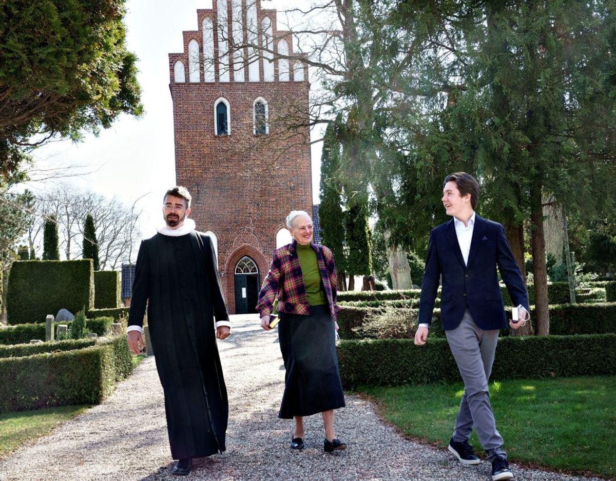 Dronning Margrethe og prins Christian forlader kirken sammen med sognepræst Keld Navntoft, Kongehuset. Foto: Keld Navntoft/Kongehuset.