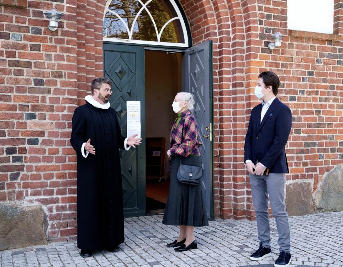 Dronning Margrethe og prins Christian taler med sognepræst Simon A. Drigsdahl. Foto: Keld Navntoft/Kongehuset