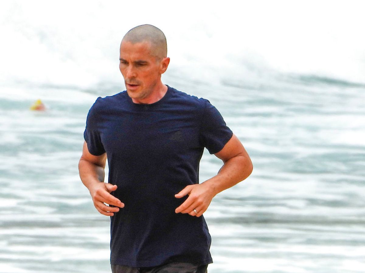 Christian Bale fanget på stranden. Foto: Media-Mode / SplashNews/Scanpix.