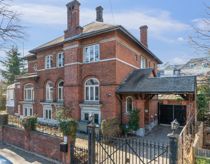 Kan du genkende film-huset? Nu er det til salg