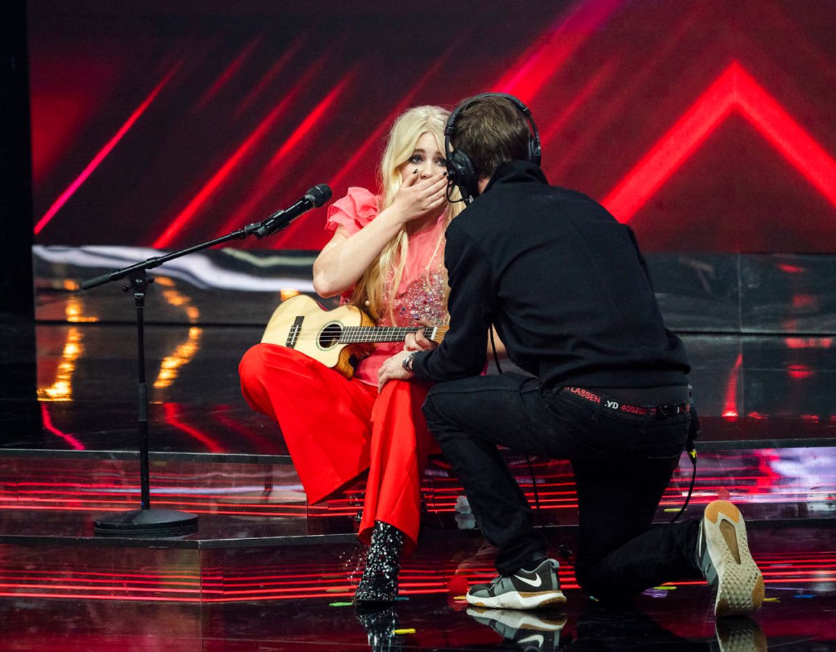 17-årige Nikoline kunne pludseligt ikke komme videre i sangen Fly Away og måtte hjælpes ud af scenen. Foto: Martin Sylvest/Ritzau Scanpix 2021.