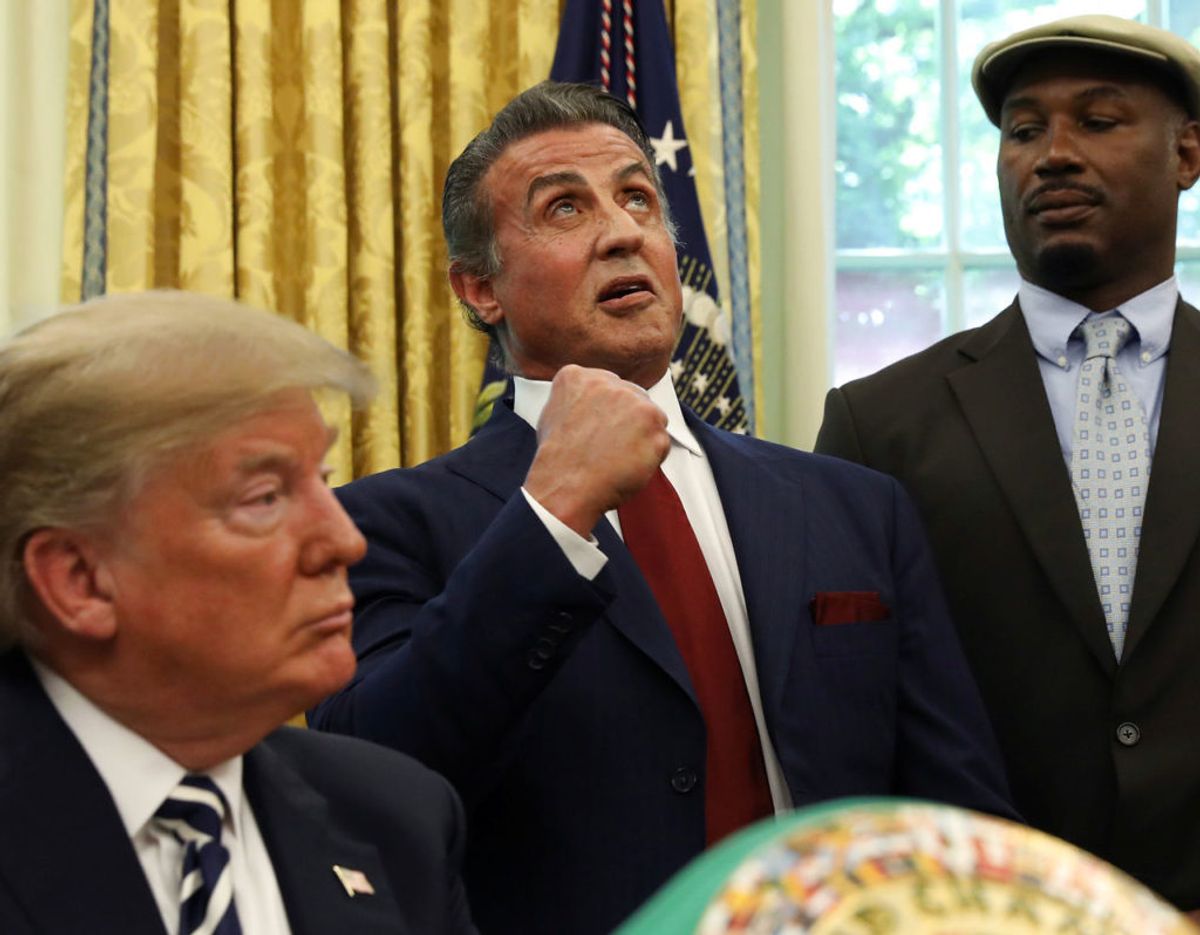 Sylvester Stallone ses her sammen med Donald Trump under et besøg i Det Hvide Hus den 24. maj 2018. Herre til højre i billedet er den tidligere sværvægts verdensmester i boksning Lennox Lewis. Klik videre for flere billeder. Foto: Scanpix/REUTERS/Kevin Lamarque