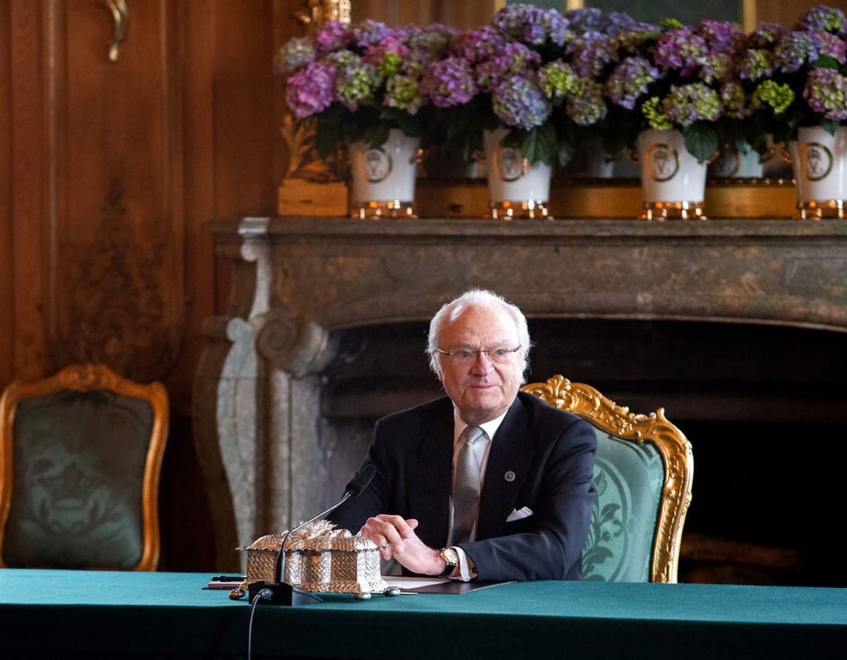 En pavestolt kong Carl Gustaf da han annoncerede at hans lille, ny barnebarn får navnet Julian Herbert Folke og title af hertug af Halland. Klik videre for flere billeder. Foto: Scanpix/ Sara Friberg/ Kungl. Hovstaterna /