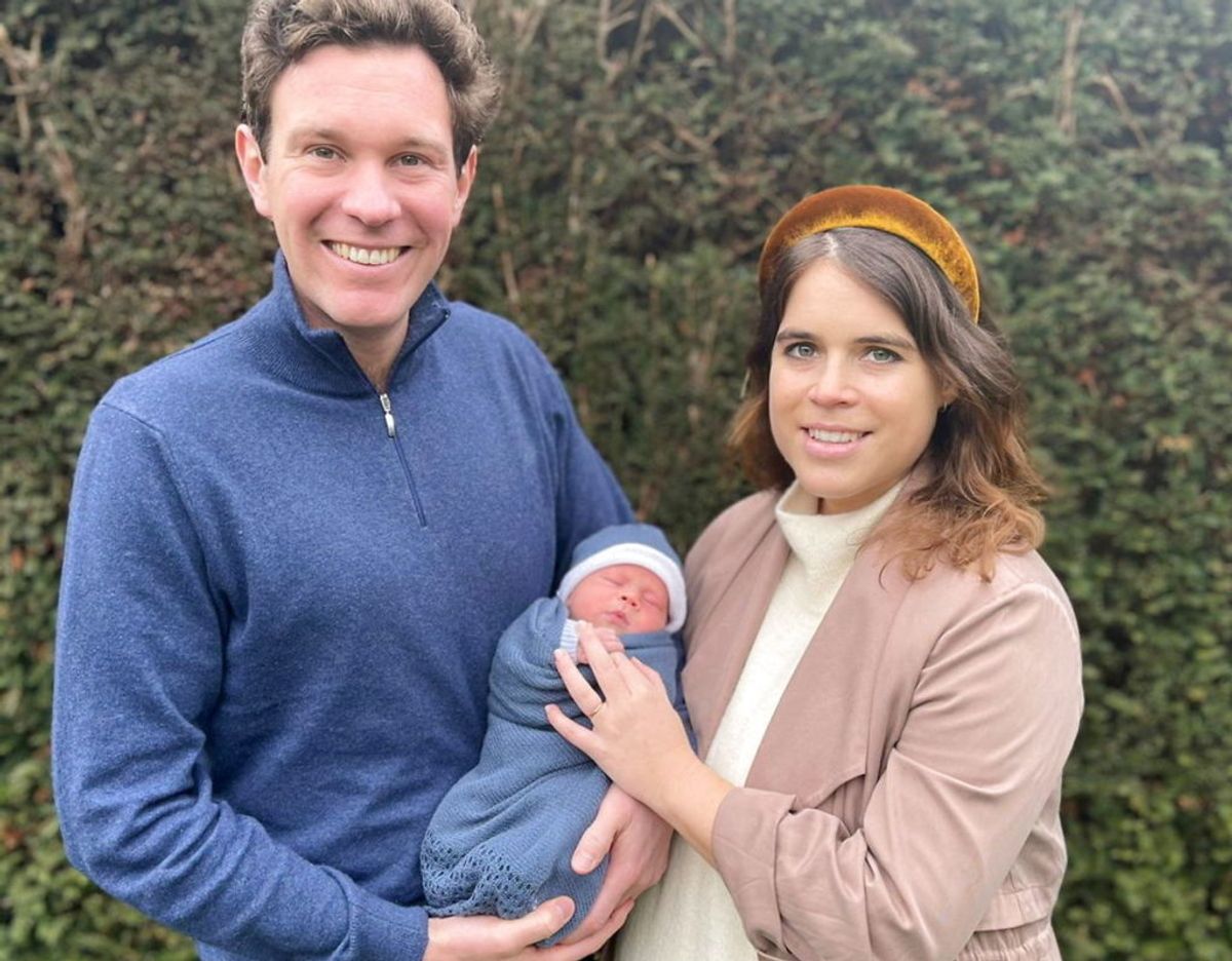 Prinsesse Eugenie sammen med sin mand Jack Brooksbank og lille August. Klik videre for at se lille August helt tæt på. Foto: Scanpix/Handout via REUTERS